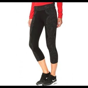 Nike Women’s Legendary Tidal Capri Tight